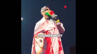 Anuel Aparece en concierto con cobija con la foto de Karol G que le regalaron en concierto 🥶