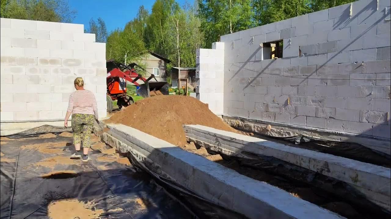 готовим основание для полов по грунту, геотекстиль, засыпаем песок ...