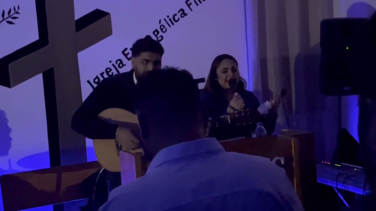 Candidato Levi e sua esposa louvando a Deus na igreja de fafe