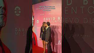 David Bisbal besa a su mujer en el lanzamiento de “Me siento vivo”