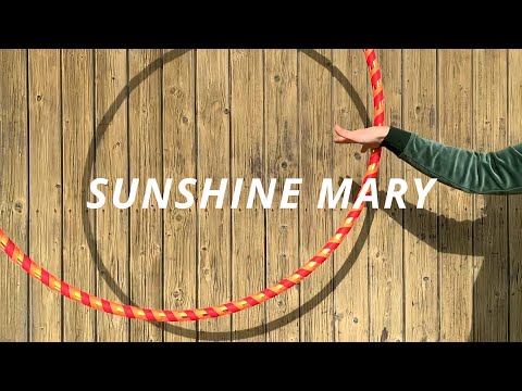 Dieses Video zeigt unser Hula Hoop Modell &quot;Sunshine Mary&quot; in Bewegung bei Sonnenlicht. Tapes: 24 mm red grip / 12 mm neon orange grip / holo morph radiant su...