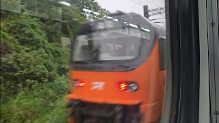 115次基隆發車開往屏東的E500型鳴日色金光牌雙電力機車頭E501車王+十二節PP車廂+E505推拉式PP自強號,和4152次楊梅發車開往福隆的銀綠色微笑號EMU900型十輛一編組EMU913區間車