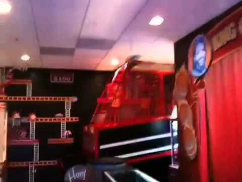 Video till Billy Mitchell öppnar upp King of Kong Arcade