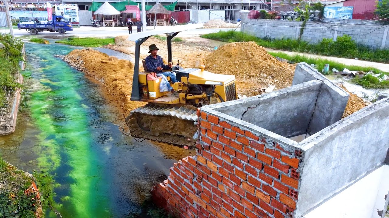 Amazing bulldozer fighting the old building - YouTube
