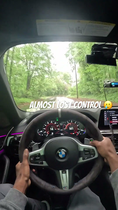 POV : mengendarai mobil RWD di tengah hujan