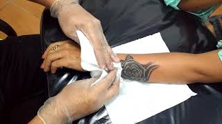 Tatuagem rosa para cobrir o nome do ex Tatuagem rosa para cobrir o nome do ex