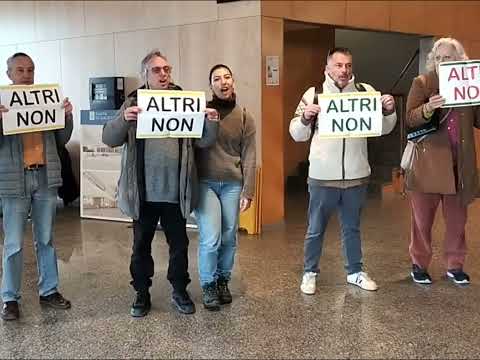 Entran na sede da Xunta de Galicia en Vigo para rexeitar o atentado ambiental e social de Altri - video from Ecologistas en Acción