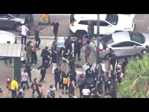 Crowd attacks cop trying to make an arrest. The cop didn't succeed