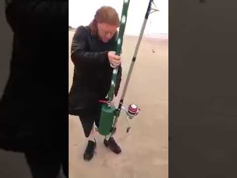 текст отец бесшумно закидывает. заброс удочки с безынерционной катушкой. бесшумно закидывает удочки. бесшумно закидывает удочки. отец бесшумно закидывает удочки я наполняю ведро водой из пруда текст.