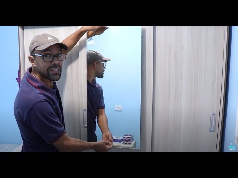 Vídeo: Como Colar Um Espelho Em Uma Porta Para Guarda-roupas Deslizantes