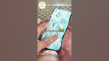 Người đàn ông này đang xịt kem đánh răng lên trên màn hình điện thoại.