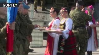 В Сербии российских десантников встретили хлебом и солью