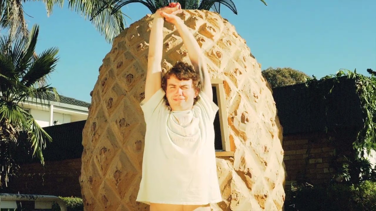 在 YouTube 上观看 The Moving Stills - In Your City (Official Video)