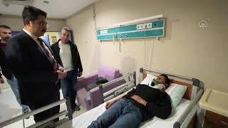 AĞRI - Hamur Kaymakamı Ali Yıldırım, Tutak'taki kazada yaralanan yolcuları hastanede ziyaret e Resimi