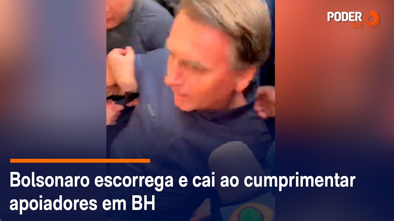 Bolsonaro escorrega e cai ao cumprimentar apoiadores em BH