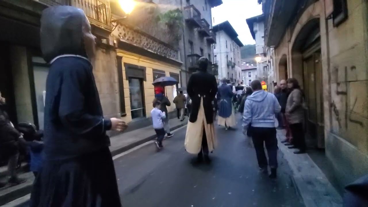 Pasacalles Gigantes TXIKIS de BERGARA en CARNAVALES | 15 de febrero de 2026