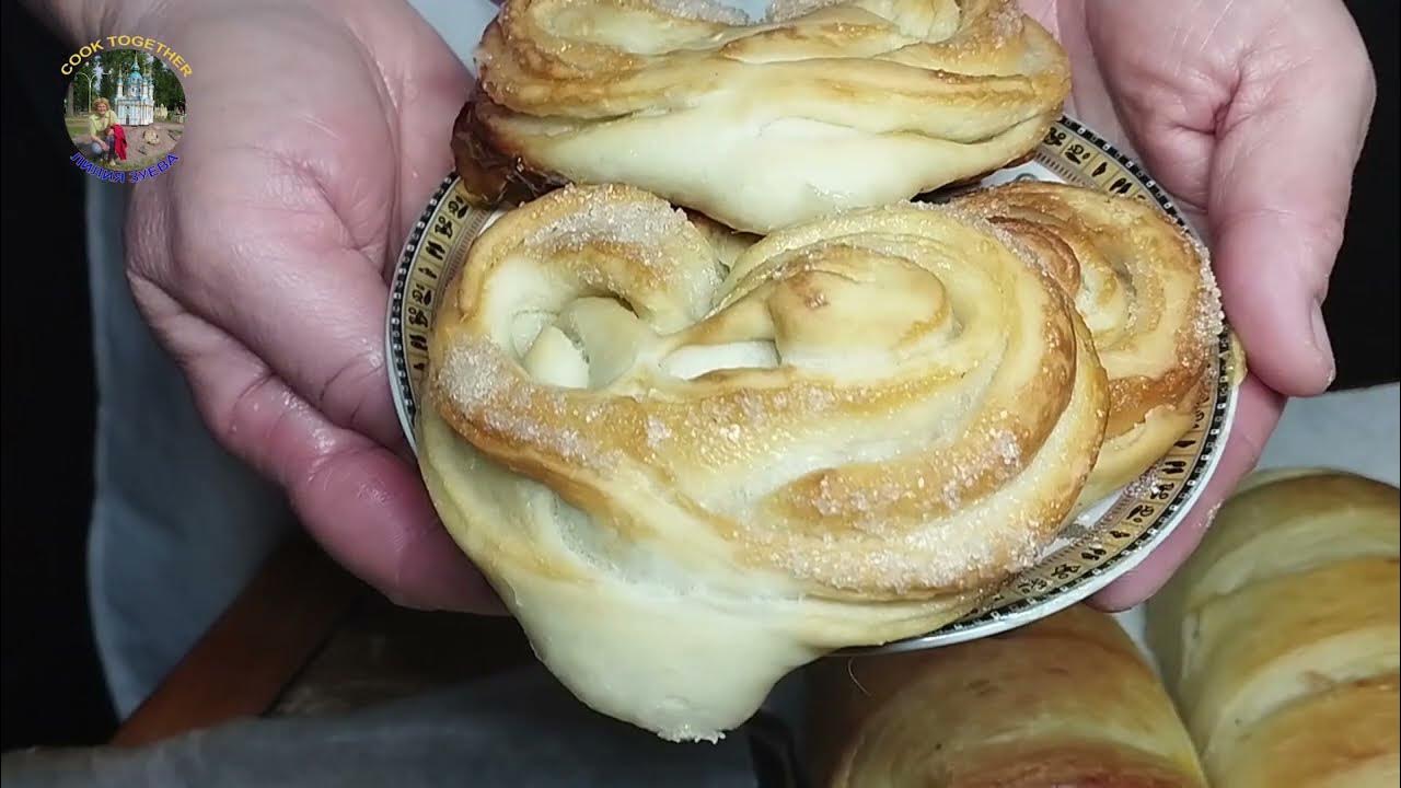 Плюшка московская. Ингредиенты для булочек с сахаром. Плюшки с сахаром на воде. Булочки с сахаром. Булочки узелки с сахаром.