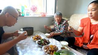 过油的土豆炖排骨，排骨的肉炖的烂烂的，奶奶吃起来非常方便。#记录真实生活 #农村生活 #农村美食 #农村 #家庭 #生活vlog