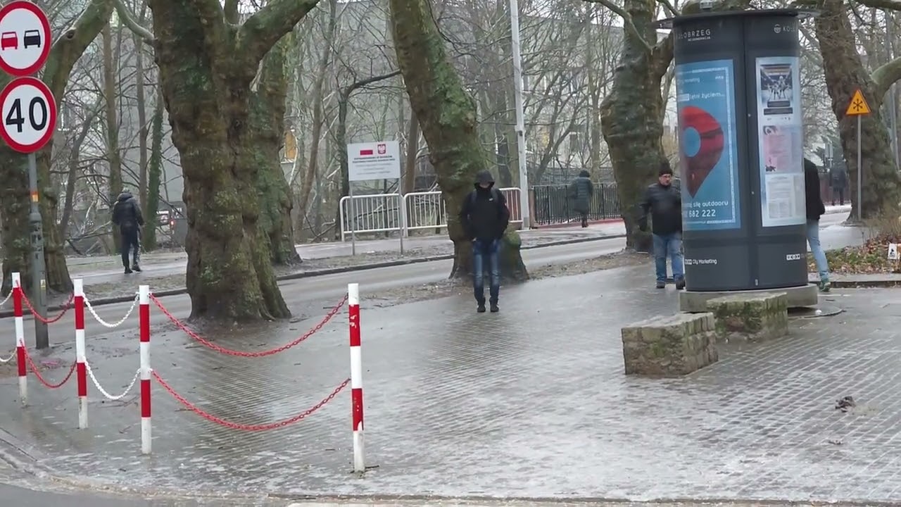 Szklanka na chodnikach, piesi woleli chodzić ulicą bo bezpieczniej 