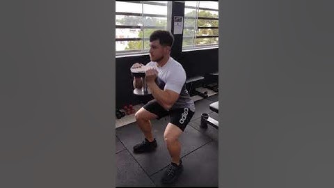 Agachamento frontal com halter