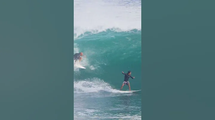 Kelly Slater Pulls In Behind Local Surfer #shorts