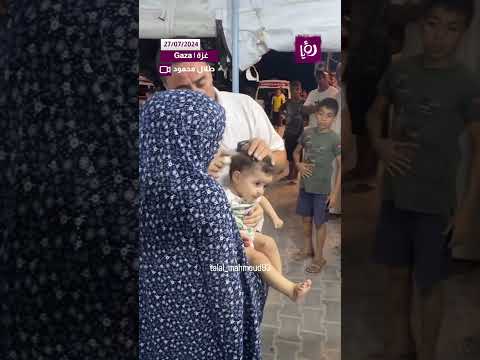 تتفقد صغيرتها وتكاد لا تصدق أنها نجت من القصف