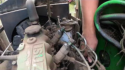 Kolik váží smykem řízený nakladač John Deere 125?