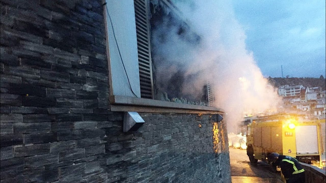 Bomberos del SEPA de Valdés y Barres acuden al incendio en los almacenes de pescadores de Luarca