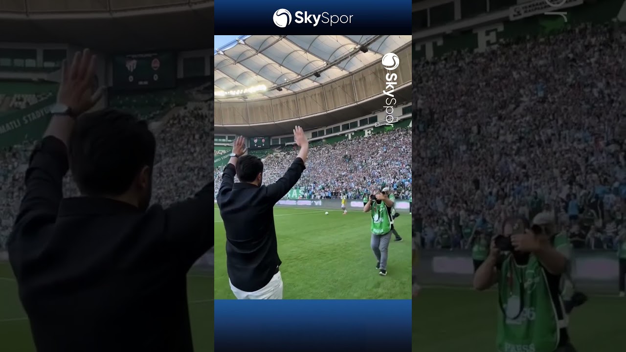 Bursaspor Başkanı Enes Çelik, Shakhtar maçı öncesi "Büyük başkan" tezahüratlarıyla tribüne çağırıldı