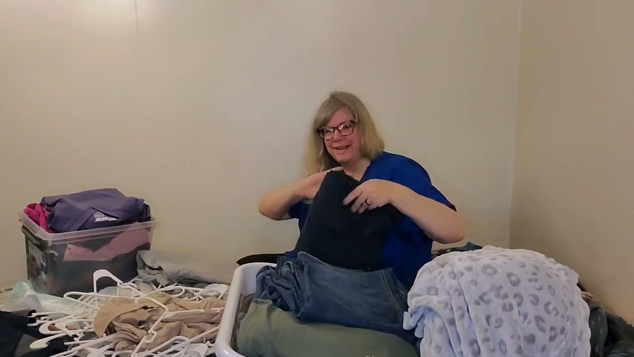 Declutter my clothes with me! 2024