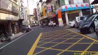 2014/10/15 08:01台中市潭子區潭子街平交道機車打滑犁田(請快轉至1:55秒)