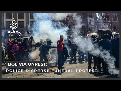 Video: Pes odolává slznému plynu a hadicové útoky policií v bolivijském protestu