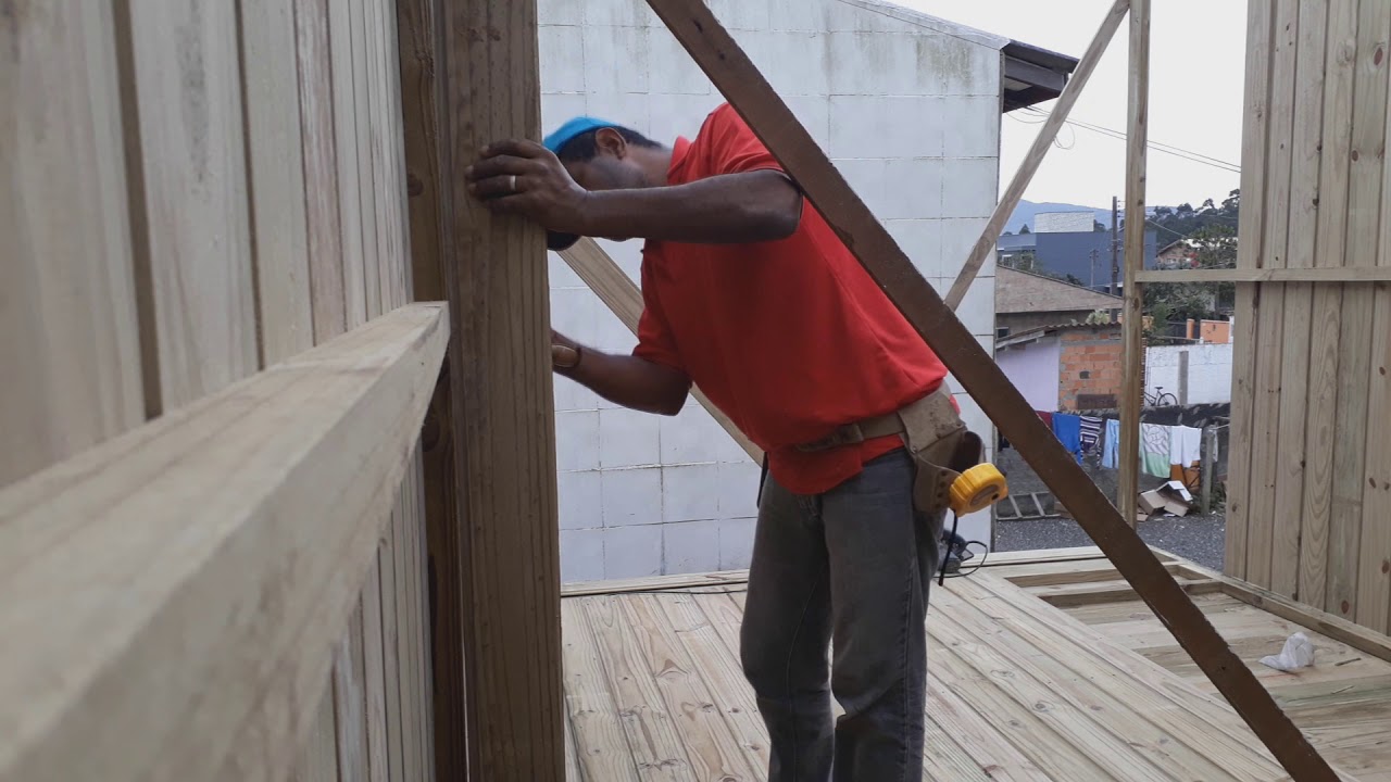 Casa dois pisos ou sobrado de madeira. 
