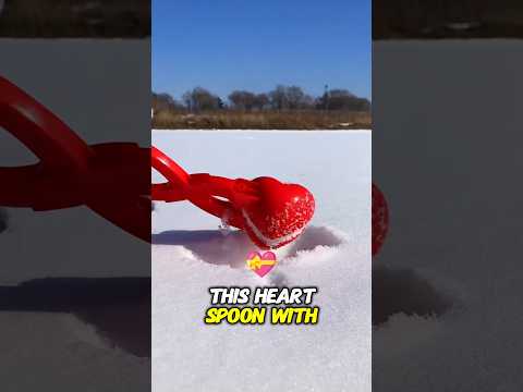 أب لطيف ي بدع في رسم قلوب الثلج على كل طفل 