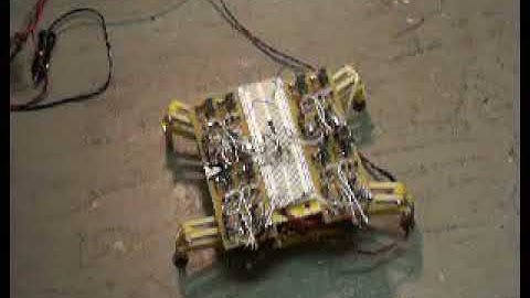 8 servo walker back-forth chaos (Vintage Video)