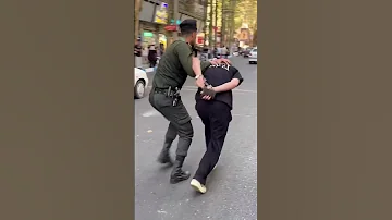 تا آخر ببینید چیشد داشتم دوربین مخفی ضبط میکردم که یهو خودمم غافل گیر شدم یهو کل خیابون بسته شد 
