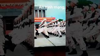 Khối nam sỹ quan an ninh mạng ,đang diễu qua lễ đài.