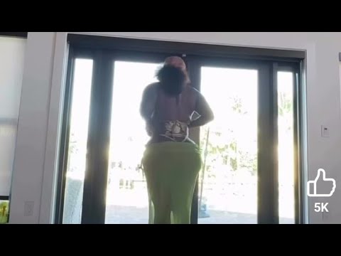 Yuko Tu Kwa Ajili Ya Matatizo Yake Kuwa Makini Sana  Yuko Tu Kwa Ajili Ya Matatizo Yake Kuwa Makini Sana