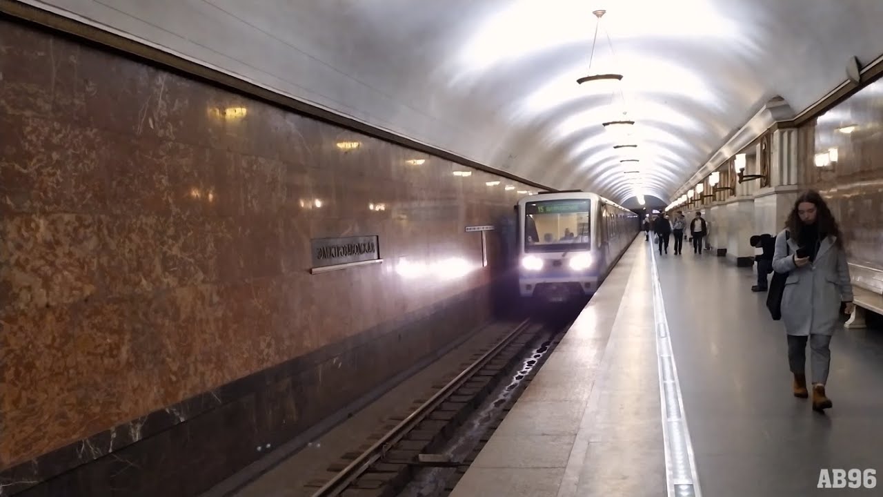 Поезд "Русич" на станции "Электрозаводская" - YouTube