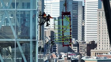 Installation spectaculaire de la cage de verre sur la Tour du Port de Montréal