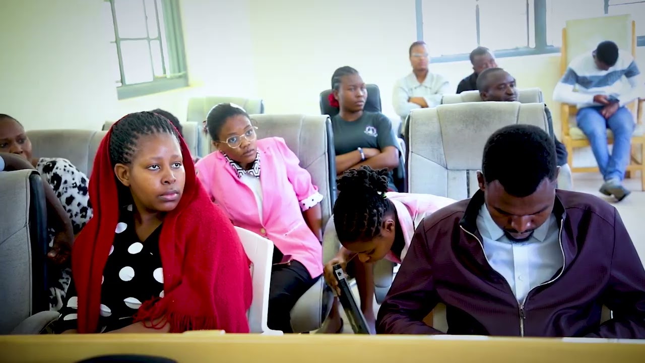 MKUU WA WILAYA ARUSHA AAHIDI LAKI 5 KWA ATAKAYE SAIDIA KUFICHUA WEZI WA MIUNDOMBINU YA BARABARA