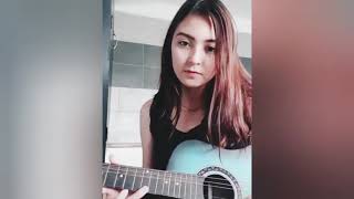 cewek cantik main gitar