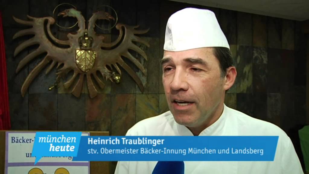 Münchner Bäcker legen Stollenprüfung ab