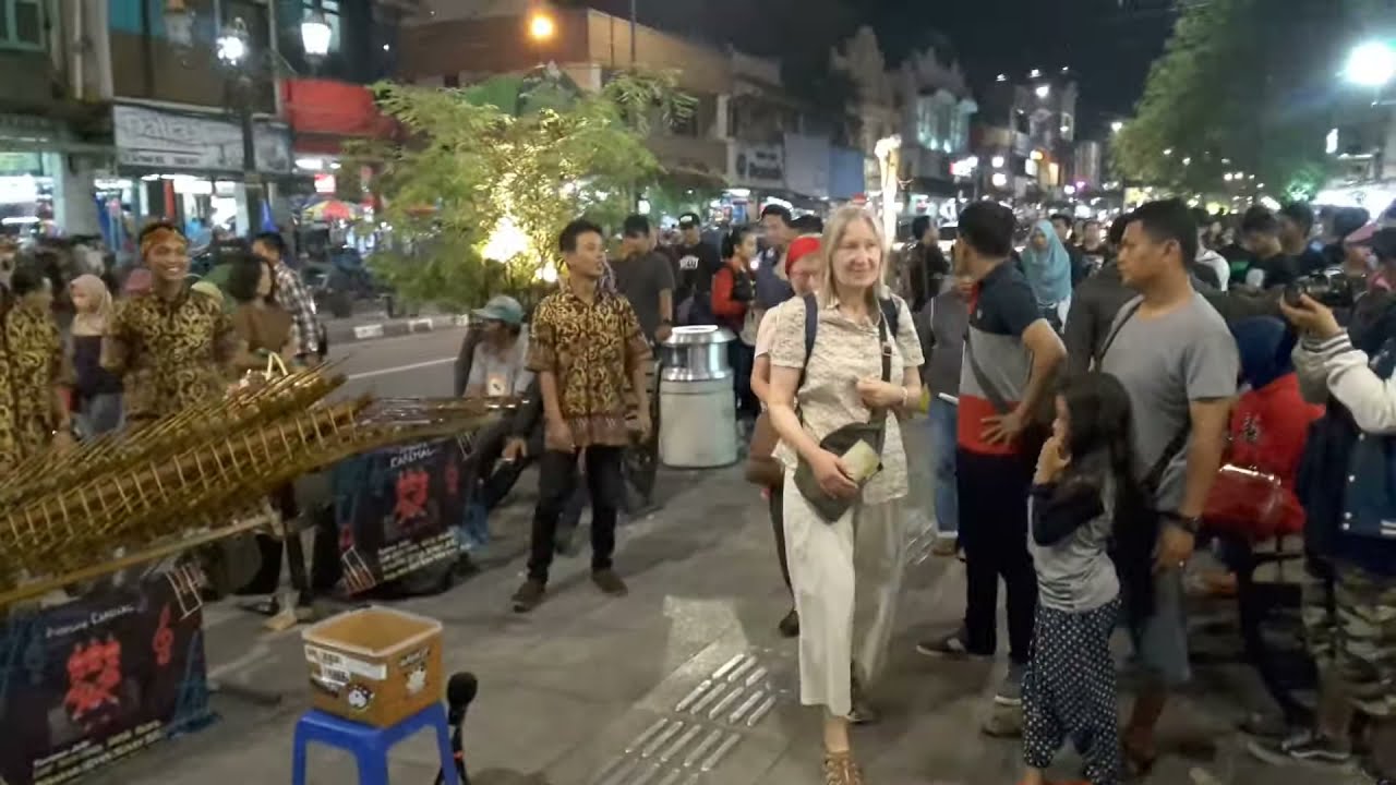 Halo Halo Bandung - Versi Angklung Carehal - Malioboro Jogja - YouTube