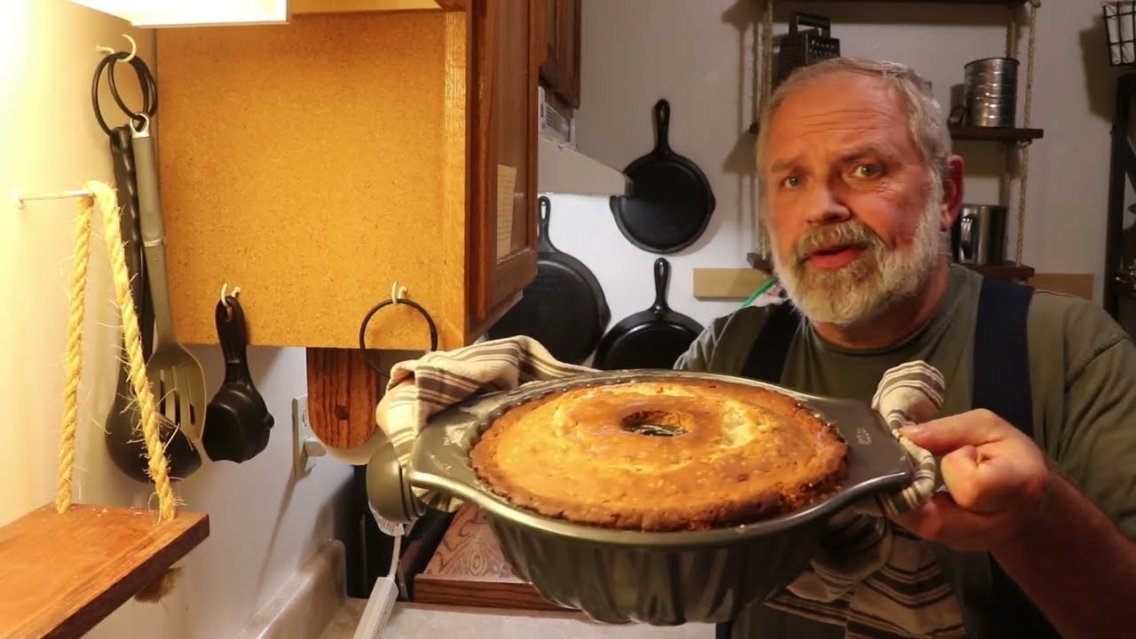 Кекс с масляно-пекановым соусом и карамельной глазурью