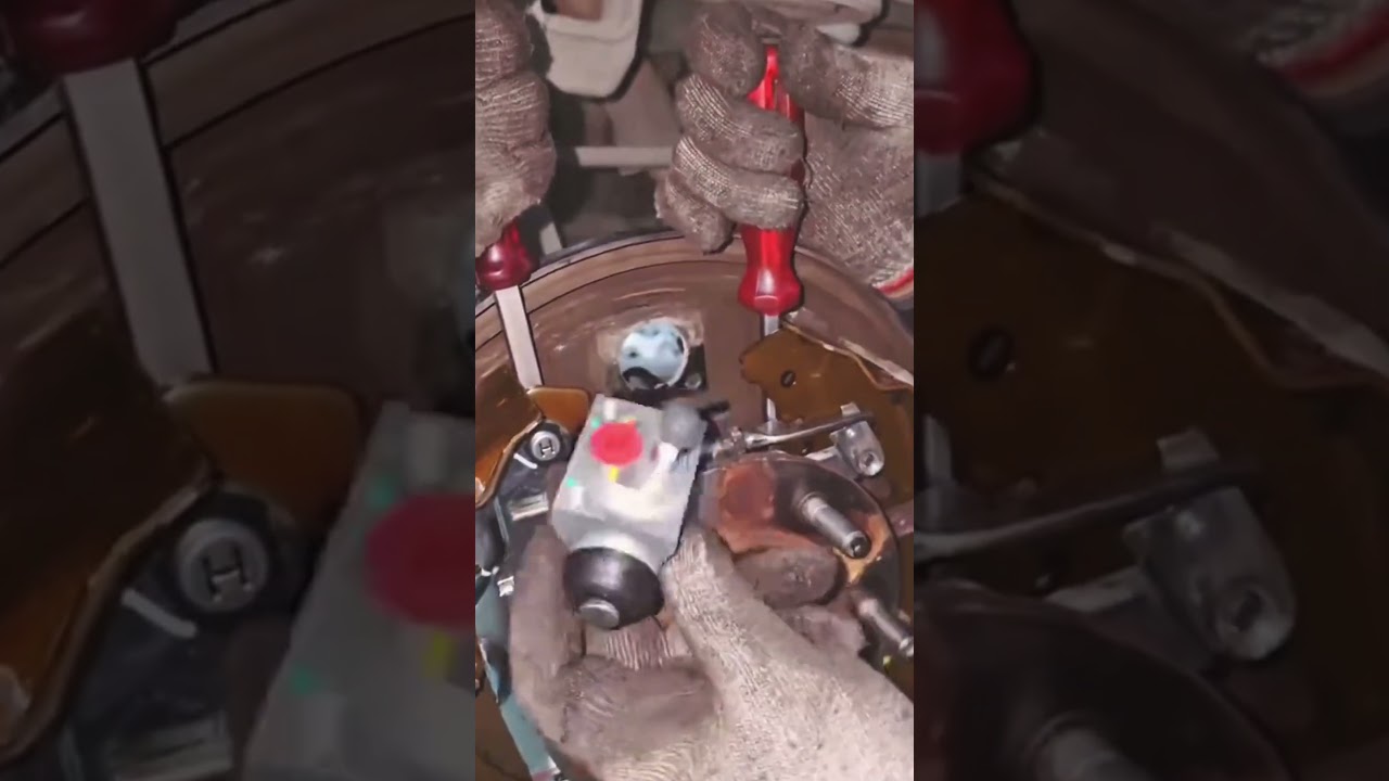 Easy way to change the wheel cylinder wheel easily #mechanic #cars #carhacks #automotive #shorts