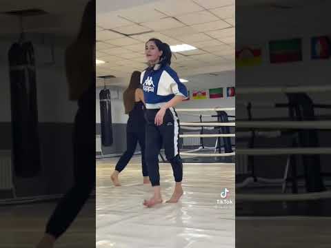 فتاة الاكشن اكولا الروسية