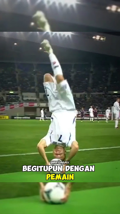 when doing a throw-in with a somersault   he 🤯 !