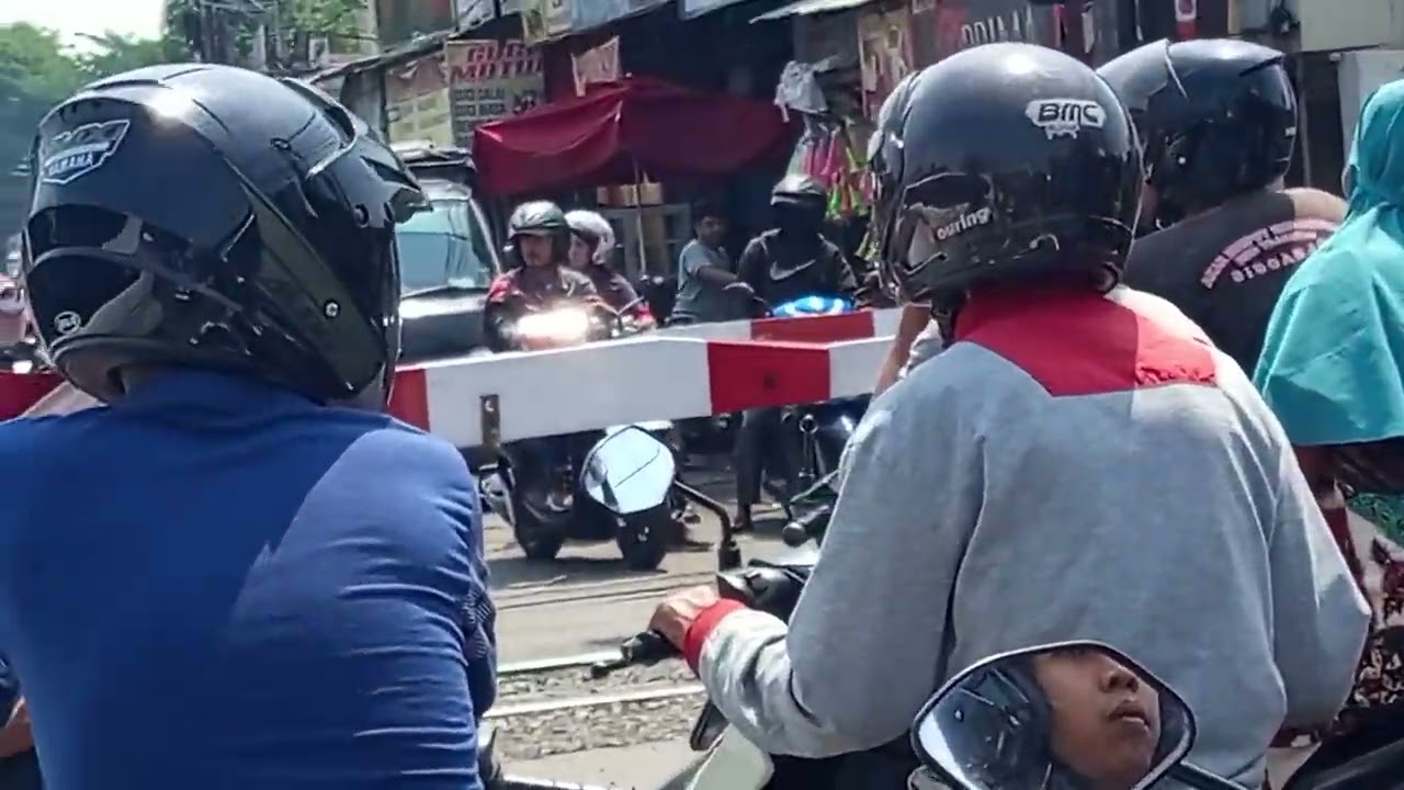 Perlintasan kereta api PJL 63 Sidoarjo kab Jawa Barat Indonesia yang hampir 