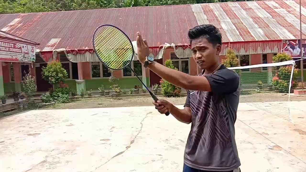 Teknik dasar service dalam permainan bulu tangkis - YouTube